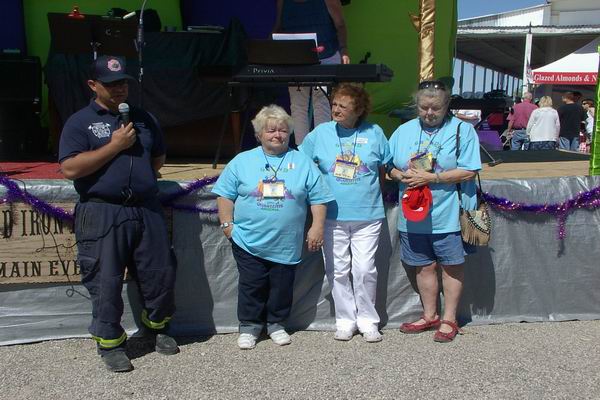 Jose from Quartzsite Fire & Rescue accpeting check from QIA Bingo Team